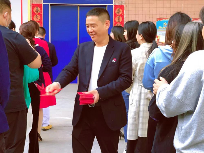 芭乐视频APP黄下载董事长王洪贵发红包